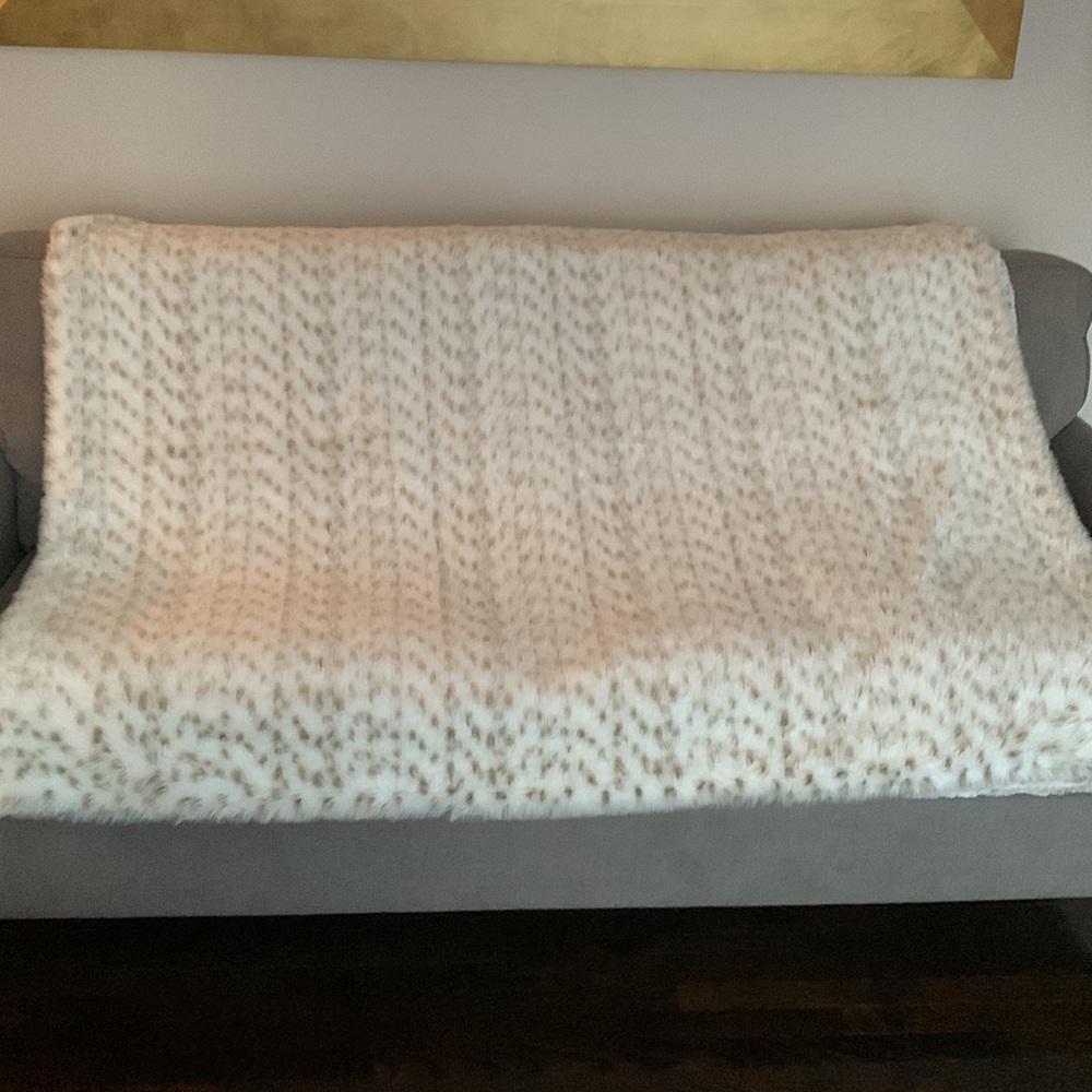 Jennifer Lopez throw blankets perfect condition white leopard print 50“ x 60“